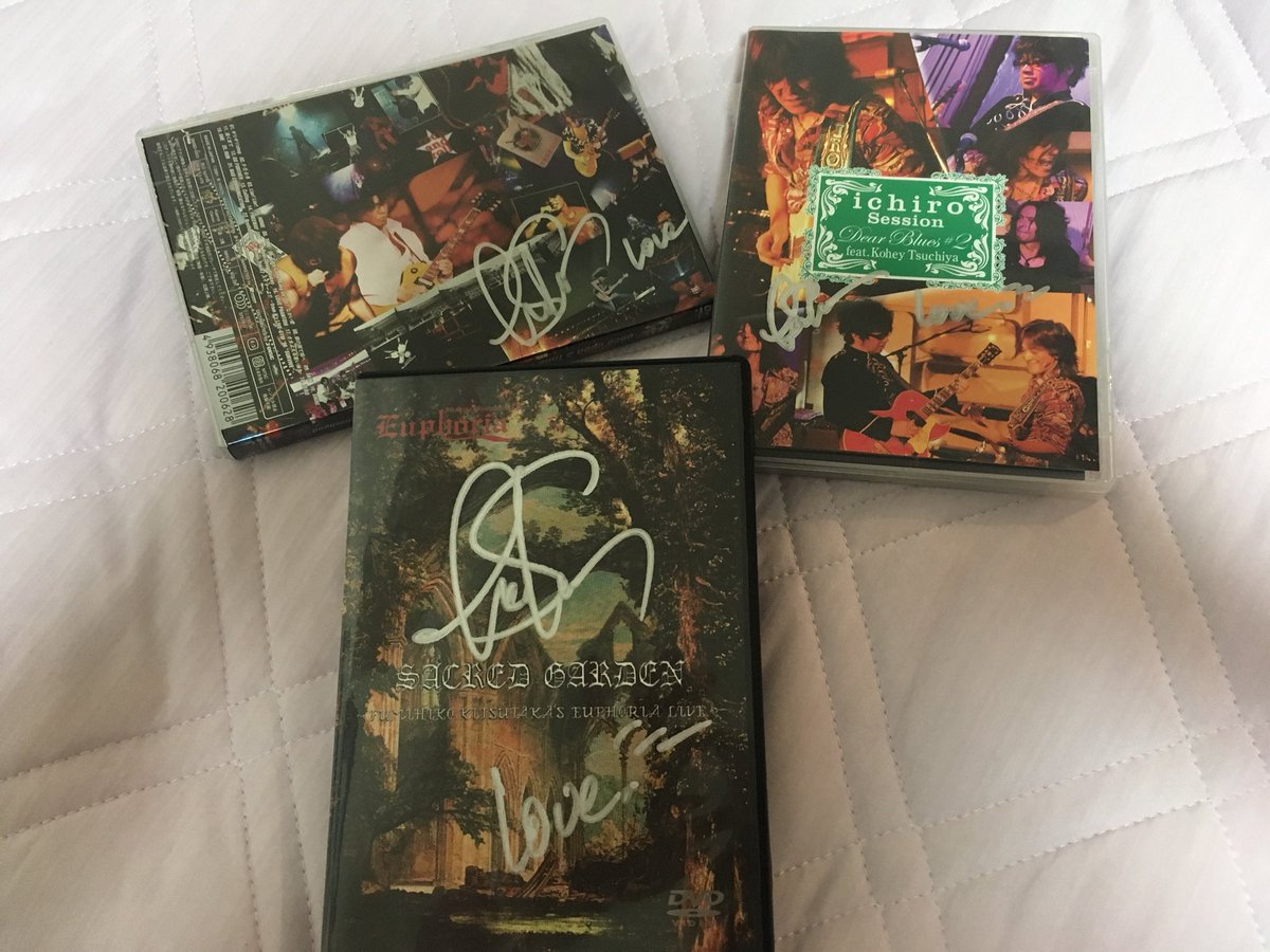 yubiwaohametai's tweet image. サインしてもらった宝物たち！
大切にします！

#満園庄太郎
#flower
＃flowwar
#KATAMLI