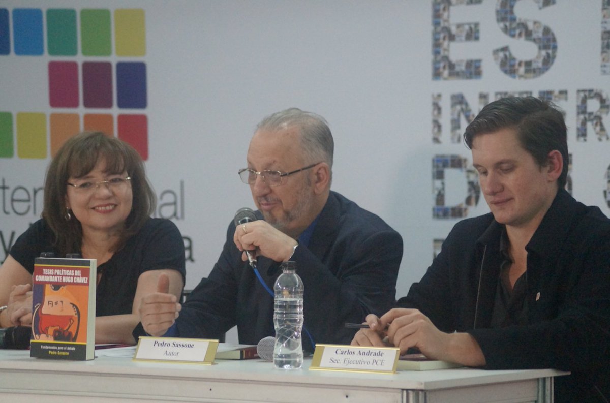 ConsulVeEcuador's tweet photo. A casa llena presentamos "LasTesisPoliticasDelCmdteChavez" de @pedrosassone en la #FilQuito2017  @vencancilleria https://t.co/pQxnA0EFUR