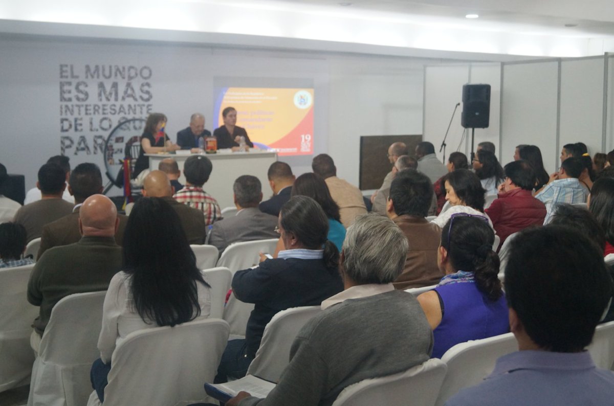 ConsulVeEcuador's tweet photo. A casa llena presentamos "LasTesisPoliticasDelCmdteChavez" de @pedrosassone en la #FilQuito2017  @vencancilleria https://t.co/pQxnA0EFUR
