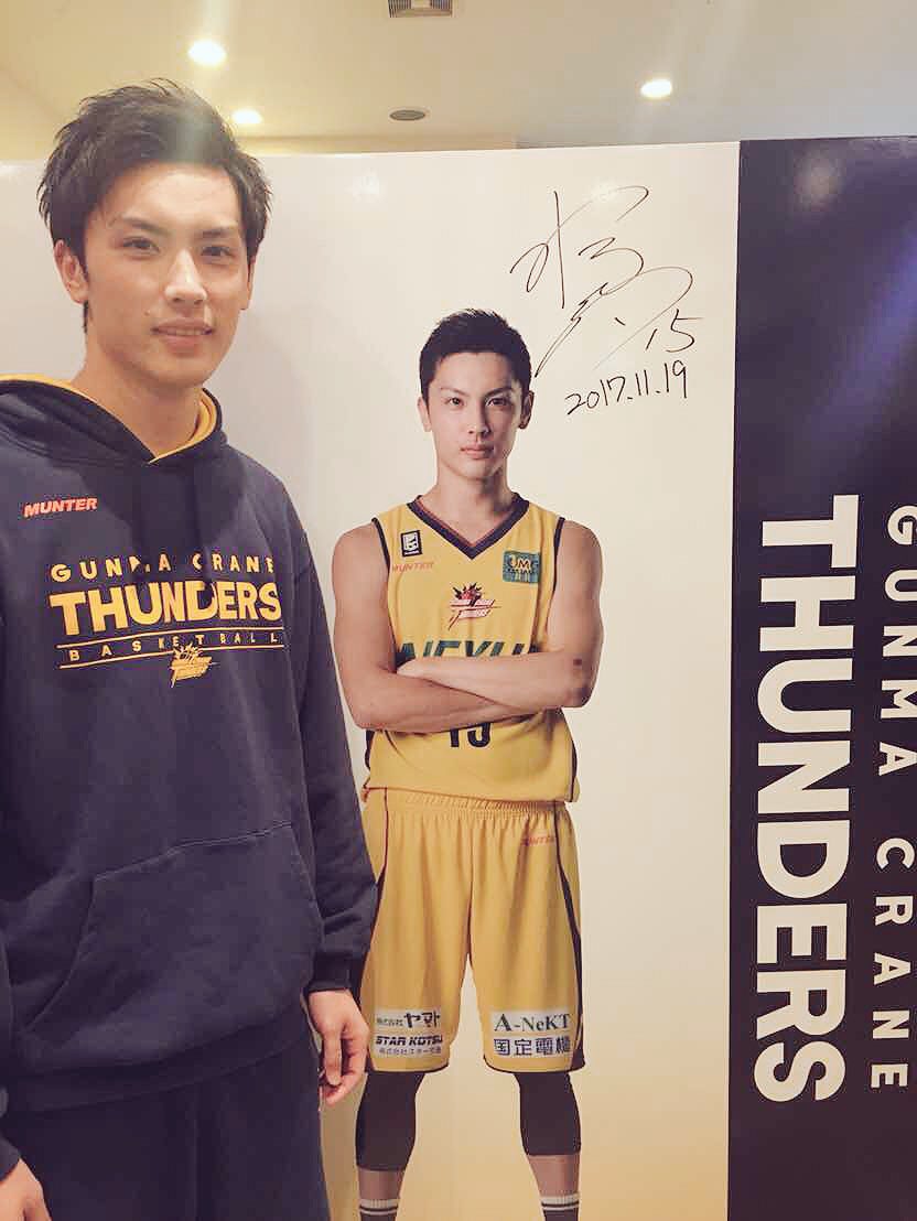 群馬クレインサンダーズ Twitterissa 栗原選手にもお願いしました パネルの写真と比べると髪の毛が伸びましたね 笑 群馬クレインサンダーズ Bリーグ Bleague 栗原奨太 サンダーズショップ T Co Xk9ti0zquk Twitter