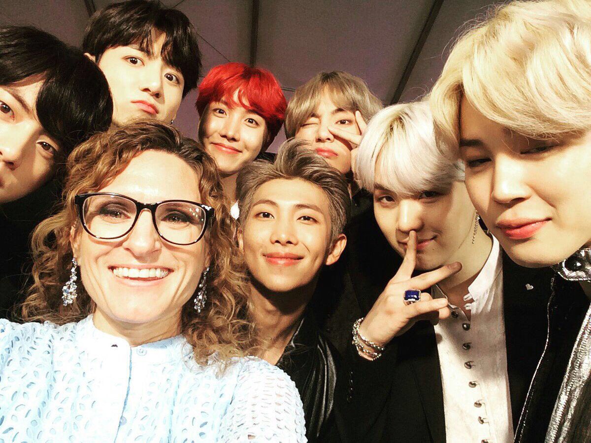 MadammMess's tweet photo. #AMAsTNT @BTS_twt #BTAxAMAs
Me encanta como se sacan fotos con todos, basta ❤❤❤ https://t.co/PM3QjNQaQK