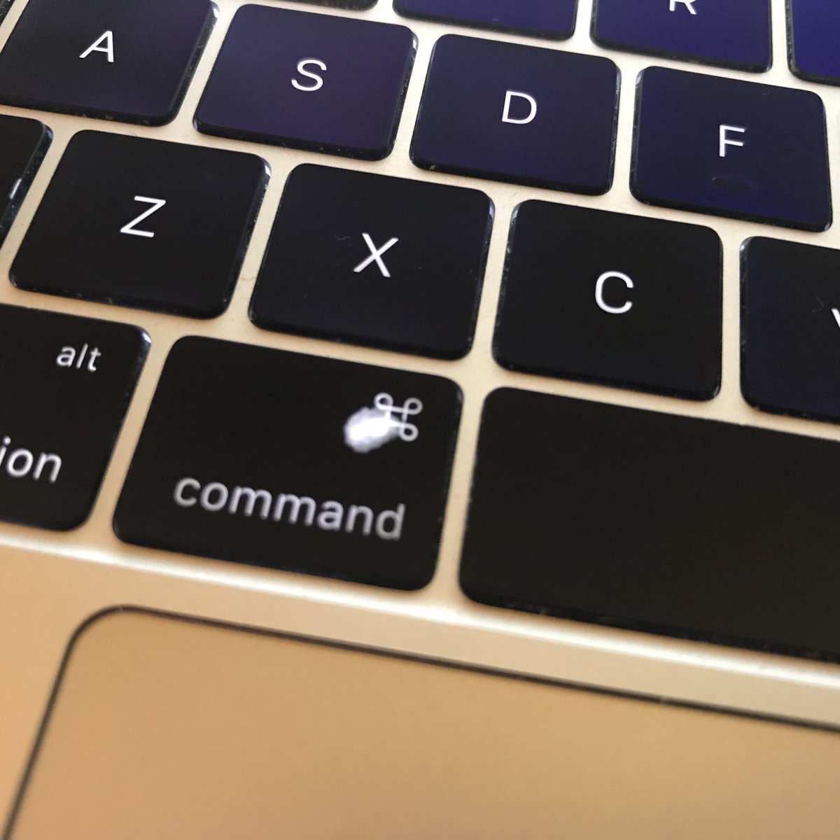 Кнопка command. Command клавиша макбук. Кнопка Command на макбуке. Клавиша бэкспейс на макбуке. Точка на клавиатуре MACBOOK.