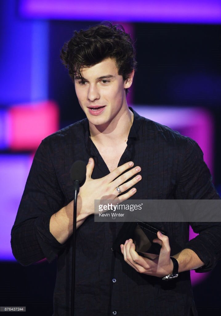 Fotos HQ de Shawn hoy en los #AMAs mientras agradecía por su premio.