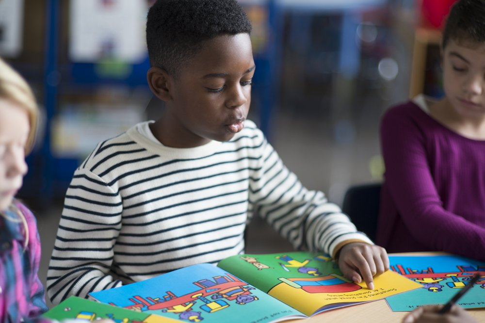 ScholasticEdu's tweet photo. "Here is what doesn’t happen in guided reading: round-robin or popcorn reading, or taking turns, whether in or out of order." Learn more on edu@scholastic: https://t.co/FwW0uuwxuY https://t.co/wwIGX5KWPP