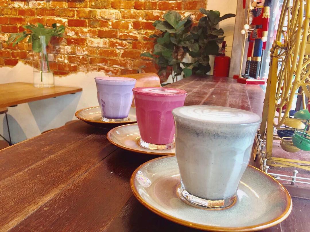 LuzerneGlobal's tweet image. All in a row: Luzerne's Rustic collection perfectly lined up for a cuppa. Image: Craftsmen Specialty Coffee #luzerne #luzerneglobal #EverydayBest