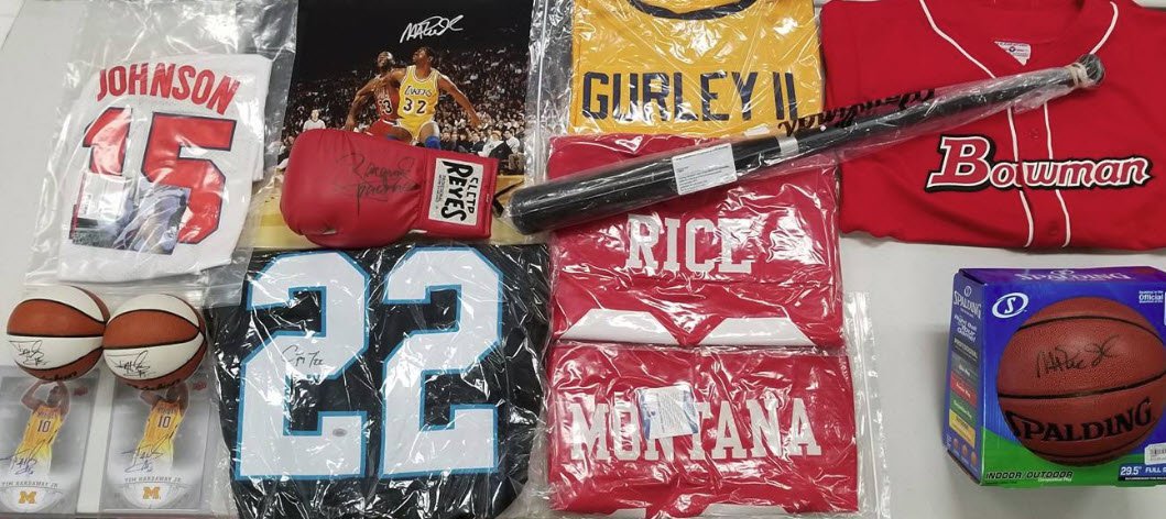 SportsCollector's tweet photo. 2017 Holiday Hobby Shop Promotions: Free Packs, Memorabilia Drawings: https://t.co/XMhUxtKpjh https://t.co/rYtznieL8Z