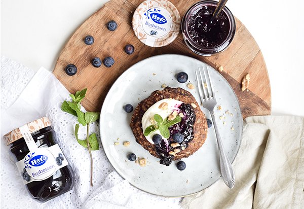 BeauBewust's tweet photo. Zin in pannenkoeken? Met deze robuuste pannenkoekjes kan je heerlijk genieten van een verantwoord en lekker ontbijt! Voor de lekkerste smaakcombinatie top je de pannenkoekjes met #Hero bosbessenjam, verse bessen en geroosterde walnoten. https://t.co/xNNYI6XcCT https://t.co/NxvNCZ7IEb