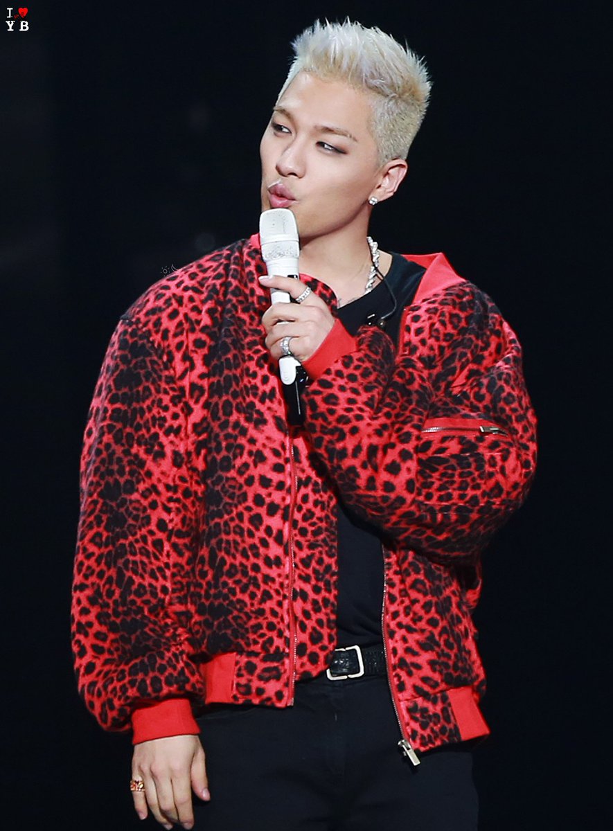 URTHESUN's tweet photo. 171119 #태양 ☀️
@ #LASTDANCEinFUKUOKA 🇯🇵

이 얼굴을 하고,
이르케 귀엽고 섹시하기까지 하다뇨😍
영배얼굴 &amp; 블랙 &amp; 레드 조합은 👍🏻
#취저의상 @Realtaeyang 

#LASTDANCE 
#TAEYANG #영배 #빅뱅 #태양달 https://t.co/epePVcirs8