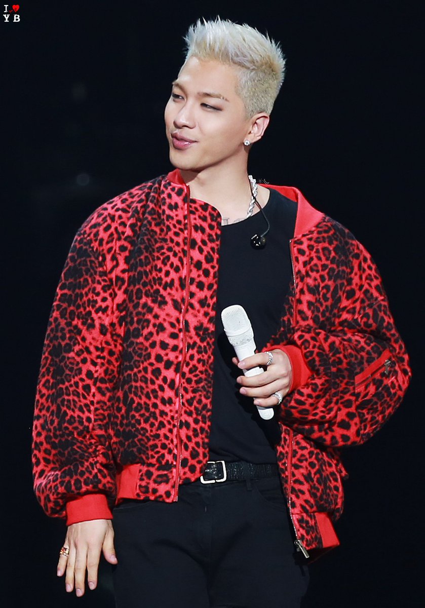 URTHESUN's tweet photo. 171119 #태양 ☀️
@ #LASTDANCEinFUKUOKA 🇯🇵

이 얼굴을 하고,
이르케 귀엽고 섹시하기까지 하다뇨😍
영배얼굴 &amp; 블랙 &amp; 레드 조합은 👍🏻
#취저의상 @Realtaeyang 

#LASTDANCE 
#TAEYANG #영배 #빅뱅 #태양달 https://t.co/epePVcirs8