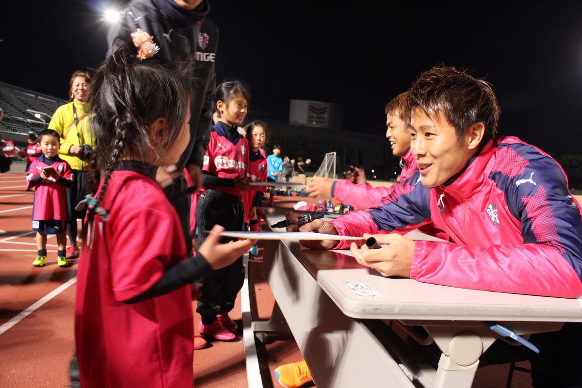 長居公園 Nagai Park ヤンマースタジアム ヤンマーフィールド そしてキンチョウスタジアム等で毎週開校しているセレッソ大阪サッカー スクール 先日 柿谷曜一朗選手と澤上竜二選手が訪れました もちろん即席のサイン会に セレッソ大阪サッカー