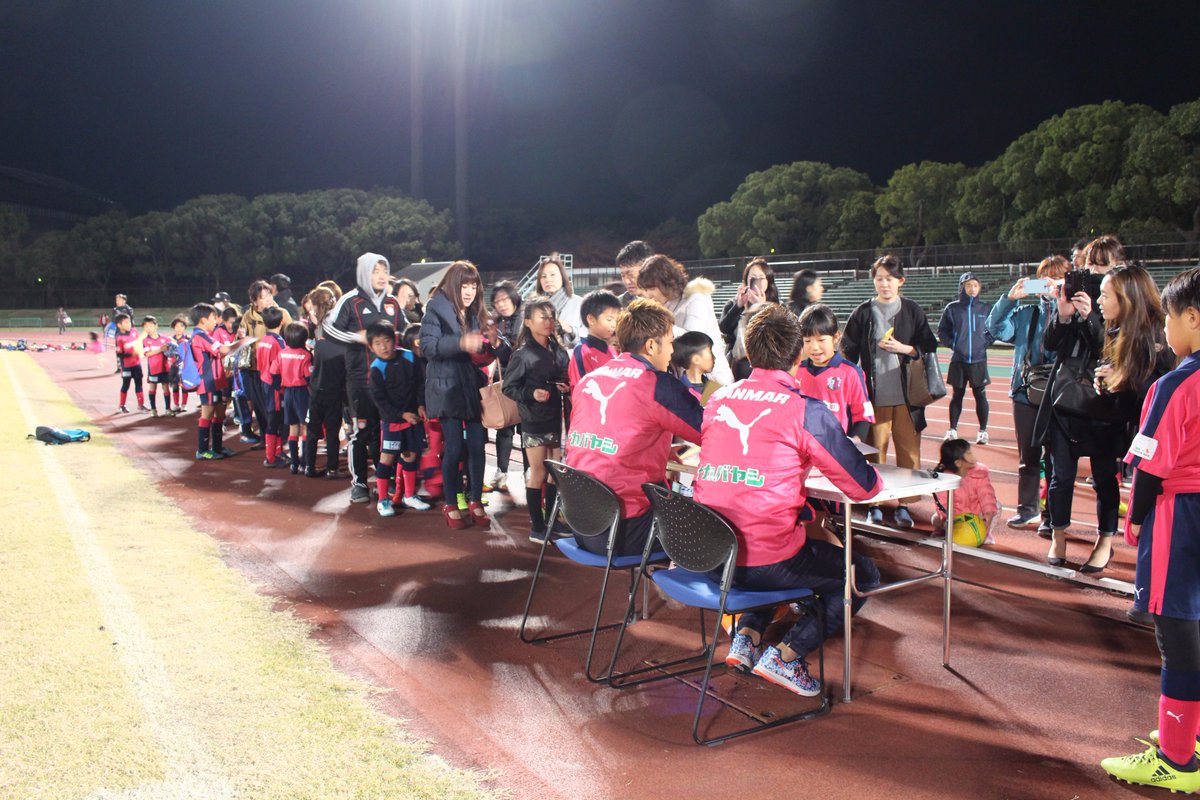 長居公園 Nagai Park V Twitter ヤンマースタジアム ヤンマーフィールド そしてキンチョウスタジアム等で毎週開校しているセレッソ 大阪サッカースクール 先日 柿谷曜一朗選手と澤上竜二選手が訪れました もちろん即席のサイン会に セレッソ大阪サッカースクール