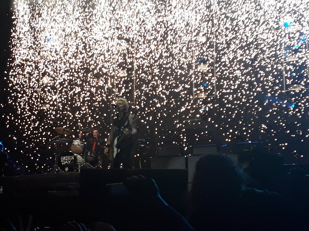 VML14's tweet photo. El mejor concierto al que he atendido. Estoy afónico exhausto y adolorido, pero valió la pena. #GreenDay #CoronaCapital17 https://t.co/lTZhhSODVR