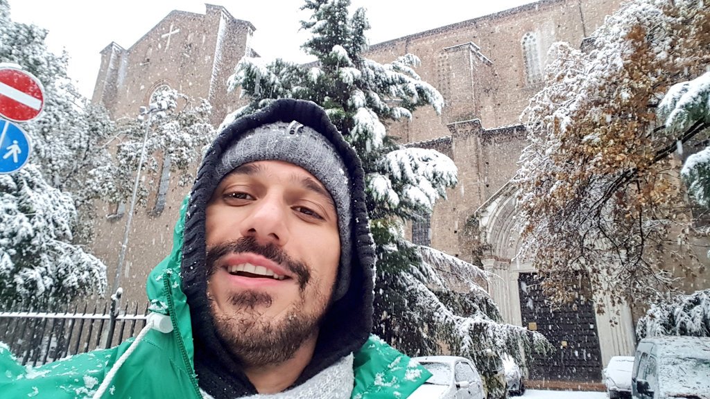 JoelSepelJOELSE's tweet photo. #Bologna #Bologna🇮🇹 #BolognaItaly #ItalianCity #HistoricalPlace #ToSnow #SnowingDay #JoelSe #JoelSepel #JoeleSepel #Performer #CantadorRockero #Rockero #RockSinger #Performer #FrontMan #Dotat #24Cms #AlphaGuy #ItalianSinger #BlindingTeeth #ShiningSmile #WhiteTeeth #SuperSinger https://t.co/vkt59dnVpf