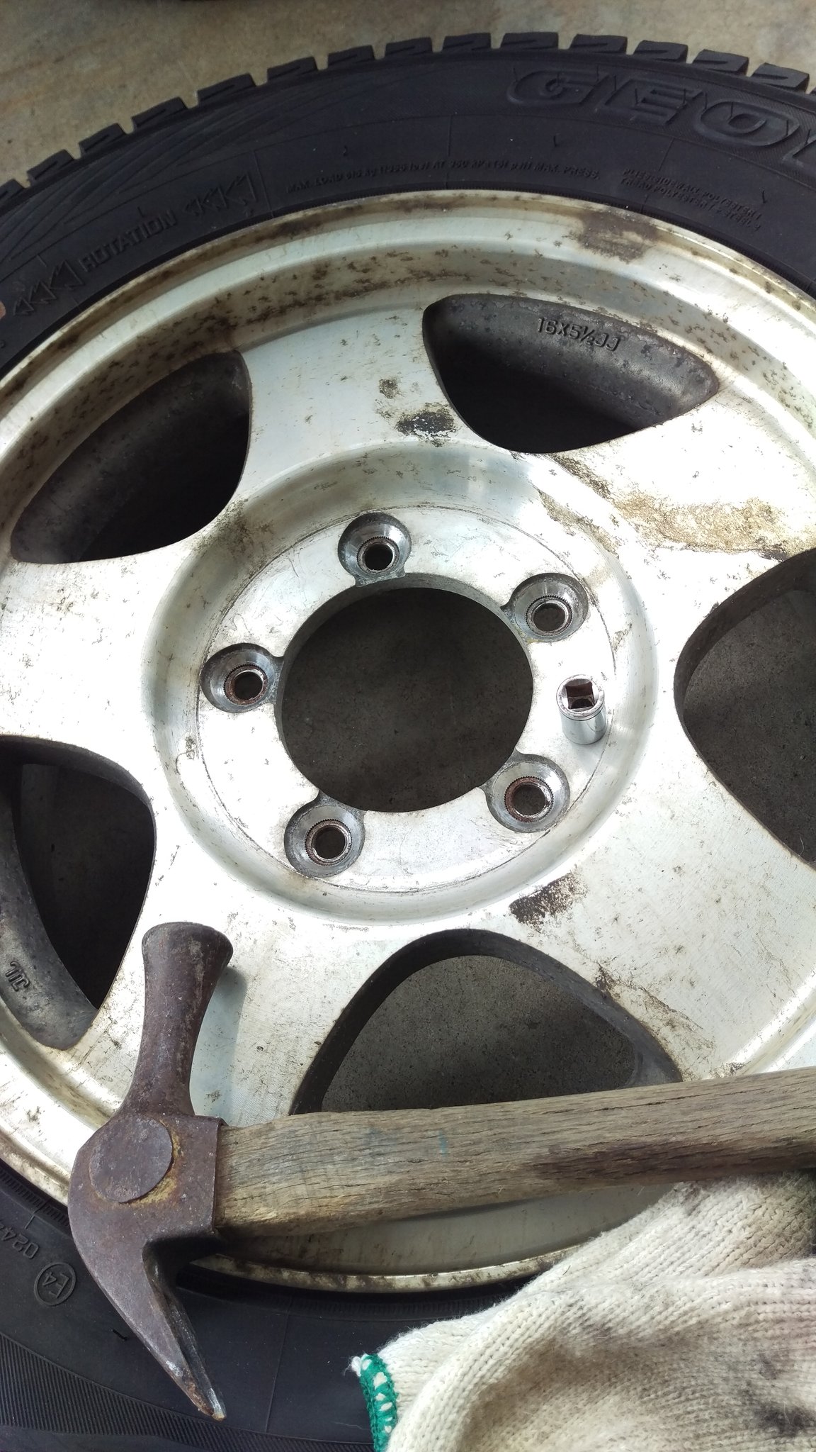 スケキヨ 仕事終わって タイヤ交換 したジムニー乗ってみた 笑えるくらいジャダーが すげぇ 去年 逆履き用にテーパー 加工したの また抜いて 戻したけど こりゃダメだ わ W ホイールバランス取り直し てもジャダー収まらないな ら 別の