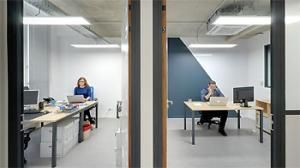 officeswinner's tweet photo. Un quart des actifs travaillant au bureau utilisent ponctuellement des tiers-lieux : https://t.co/RIjgfhhk5p /2AONcm. Réservez celui qui vous convient aujourd'hui en toute simplicité sur https://t.co/e42Jw6jr30 #officeswinner #espacedetravail #àl'heure https://t.co/TqSzJ4sPdP