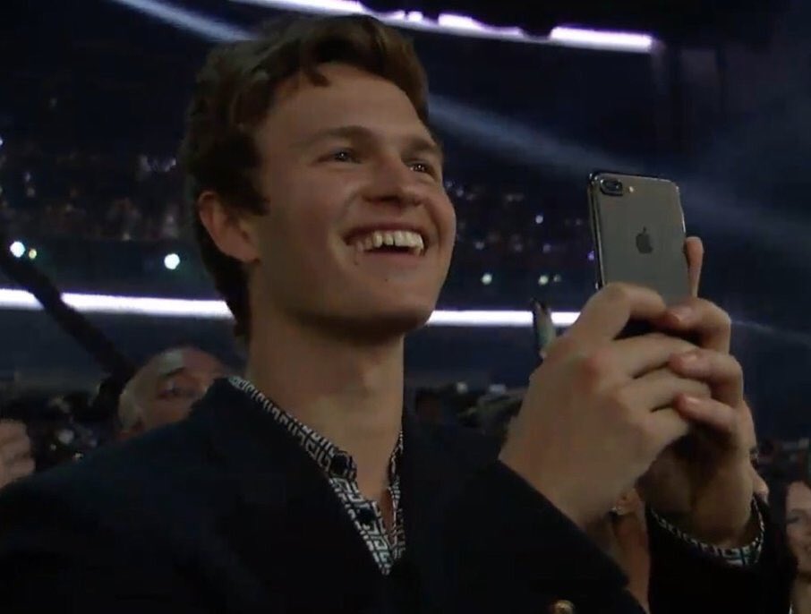 taehyungdaisy's tweet photo. ANSEL IS SUCHA PROUD DAD AWWW
#BTSxAMAs #ARMYxAMAs #AMAs https://t.co/zC3YoBLiii