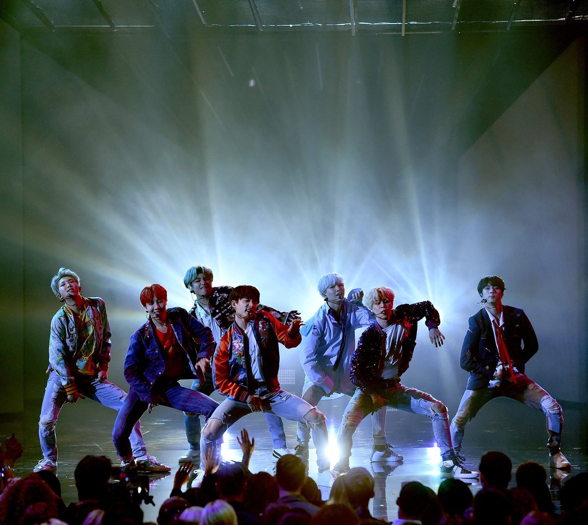 JINSpoonful's tweet photo. OMG! 😣😣
Can't hold my tear 😭😭😭😭😭
#BTSxAMAs https://t.co/WqQIoo8WV9