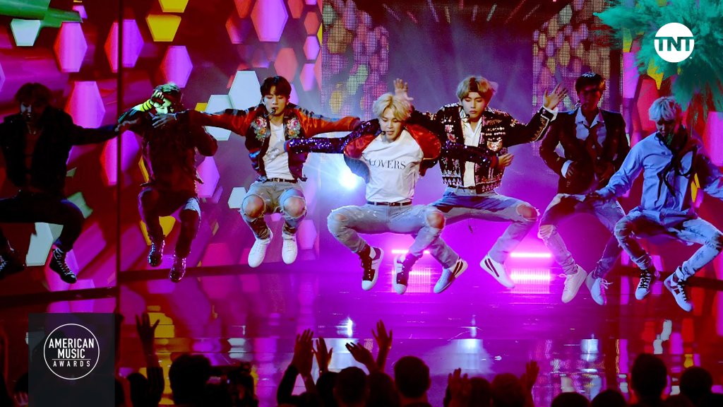 TNTLA's tweet photo. Un #AMAsTNT en el que sólo cante y baile @BTS_twt para nosotros toda la noche 🤣🤣🤣

Algo así como un #BTSenTNT 😍😍😍

¿Alguién más se suma al pedido? #AMAs #ARMYxAMAs #ARMY https://t.co/Vj66l8RKqB