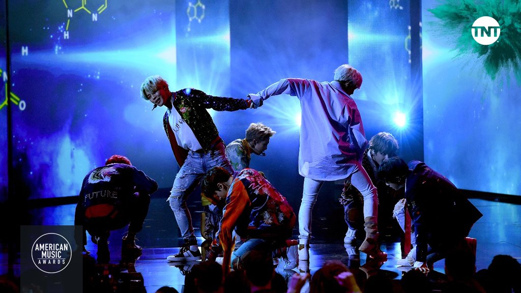 TNTLA's tweet photo. Un #AMAsTNT en el que sólo cante y baile @BTS_twt para nosotros toda la noche 🤣🤣🤣

Algo así como un #BTSenTNT 😍😍😍

¿Alguién más se suma al pedido? #AMAs #ARMYxAMAs #ARMY https://t.co/Vj66l8RKqB