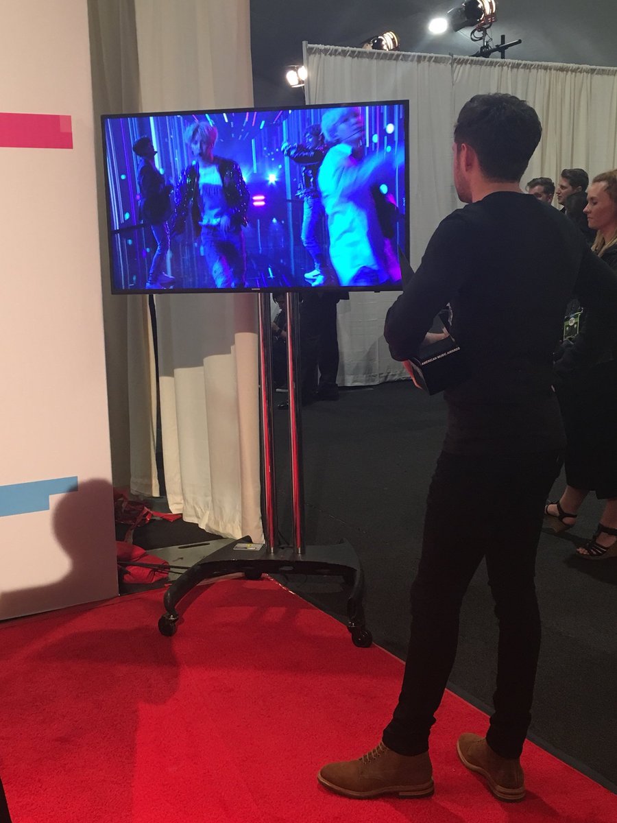 melontaeminie's tweet photo. NO PUEDO SER MAS FELIZ,, GRACIAS X TANTO #BTSxAMAs #AMAs
aunque una foto juntos tampoco estaría mal ah https://t.co/HIENIj5NNb
