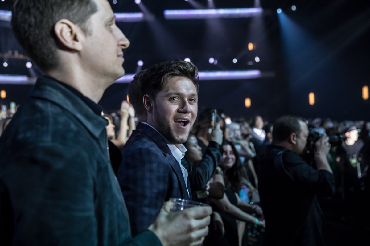 AMAs's tweet photo. Just going to leave these GEMS of @NiallOfficial right here ⬇️⬇️⬇️ #NIALLxAMAs #AMAs https://t.co/HxXF7srl7N