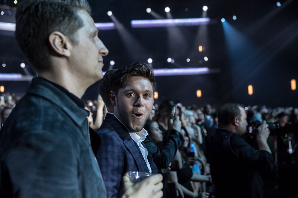 AMAs's tweet photo. Just going to leave these GEMS of @NiallOfficial right here ⬇️⬇️⬇️ #NIALLxAMAs #AMAs https://t.co/HxXF7srl7N