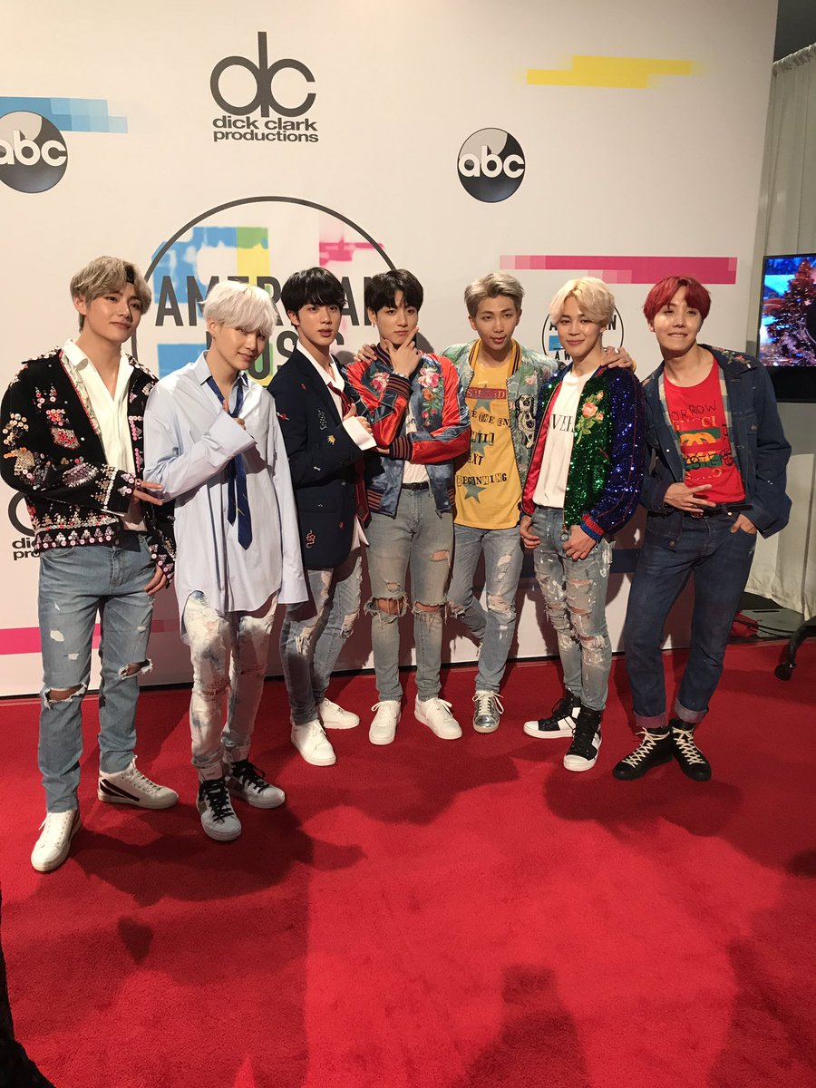 seokjjinnie's tweet photo. Marge no siento las piernas #AMAs #BTSxAMAs https://t.co/L9oEw7Ll1y