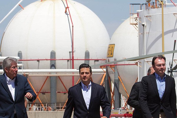 epigmenioibarra's tweet photo. Entregan zona petrolera a empresa vinculada a SalinasDeGortari.
De inmediato "descubre" enorme yacimiento
Cínico saqueo a la nación

NiPerdonNiOlvido https://t.co/C44IaDJvMy