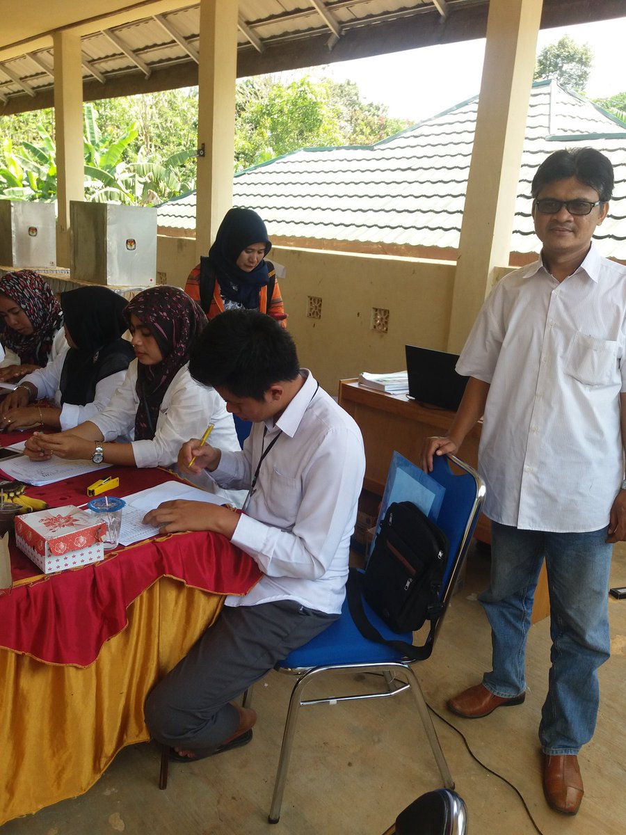 P3MDKalSel's tweet photo. Monitoring Pilkades Kec. Batu Ampar Ds. Damar Lima Kab. Tanah Laut_Prov. Kal-Sel #15_11_'17 https://t.co/bGGavAIVel