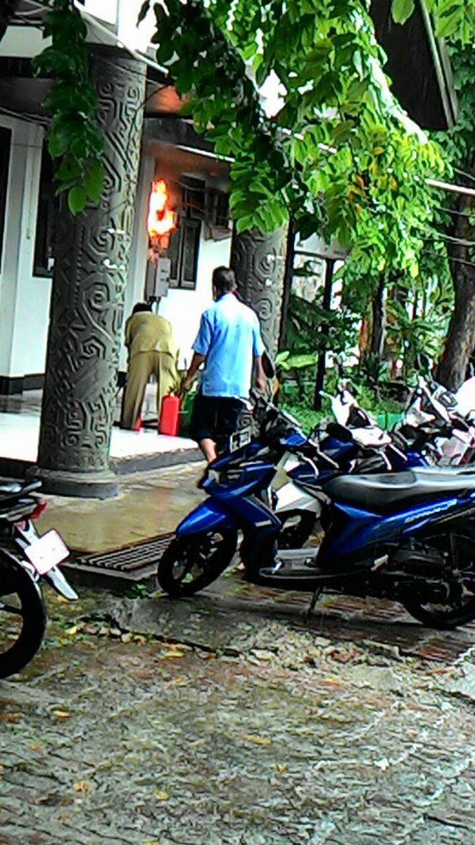 BalikpapanTL's tweet photo. #TLInfo Konsleting listrik yg menimbulkan percikan api di kantor DKK kota balikpapan. Kondisi aman. Tim BPBD uptd tengah, PLN, polisi pamong praja https://t.co/r2g6fAV337
