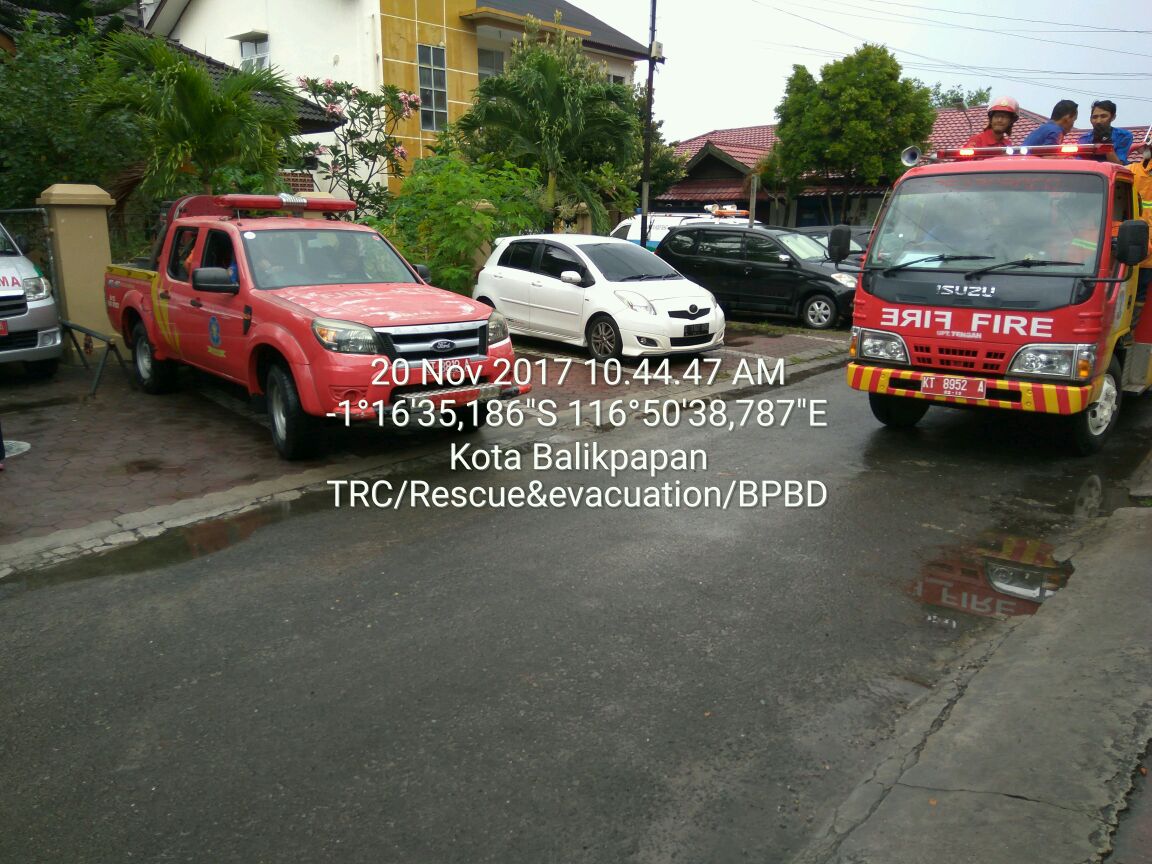 BalikpapanTL's tweet photo. #TLInfo Konsleting listrik yg menimbulkan percikan api di kantor DKK kota balikpapan. Kondisi aman. Tim BPBD uptd tengah, PLN, polisi pamong praja https://t.co/r2g6fAV337