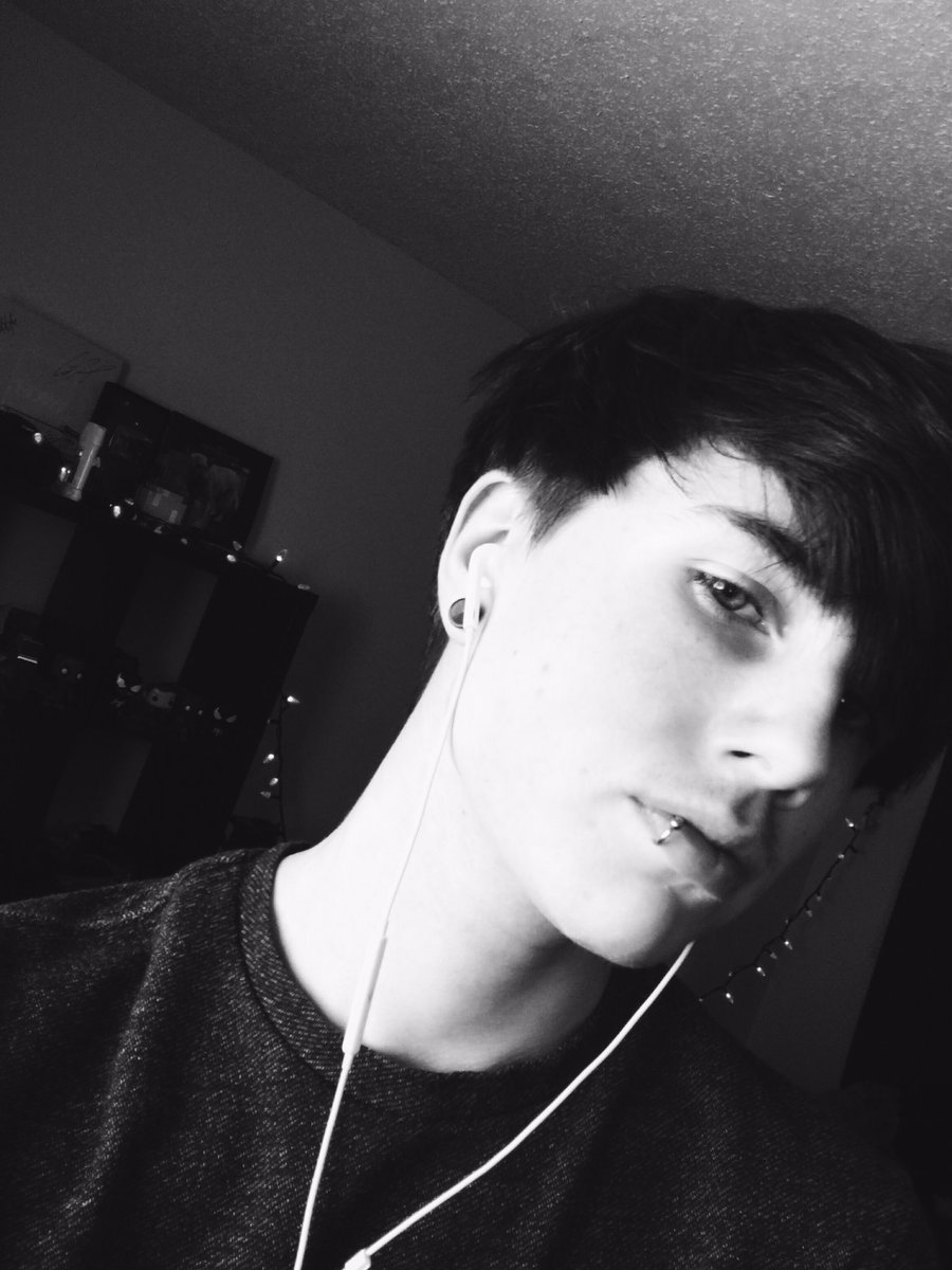 lukewaale's tweet photo. ur boy trimmed his hair 🗯
I love it this short haha :) https://t.co/eKUXQgsPFi