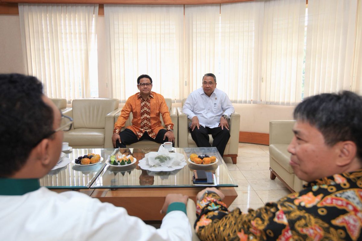 DPP_PKB's tweet photo. @cakimiNOW menghadiri Launching Buku "Dari Desa Membangun Indonesia" dan 9 Sayap Gerakan Desa di Kampus UPI Bandung. #CakIminNyabaBandung didampingi Menteri Desa @EkoSandjojo dan Sekr. @FraksiPKB @CucunA44 https://t.co/N7ayxjBxeh
