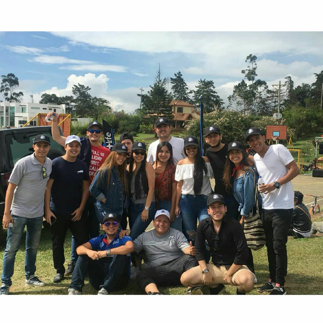 KatalinaP97's tweet photo. #mimejorcompañia #losmíos #misfav #DG #laspatas #colfest ❤❤ https://t.co/s7R2NOpQ6b