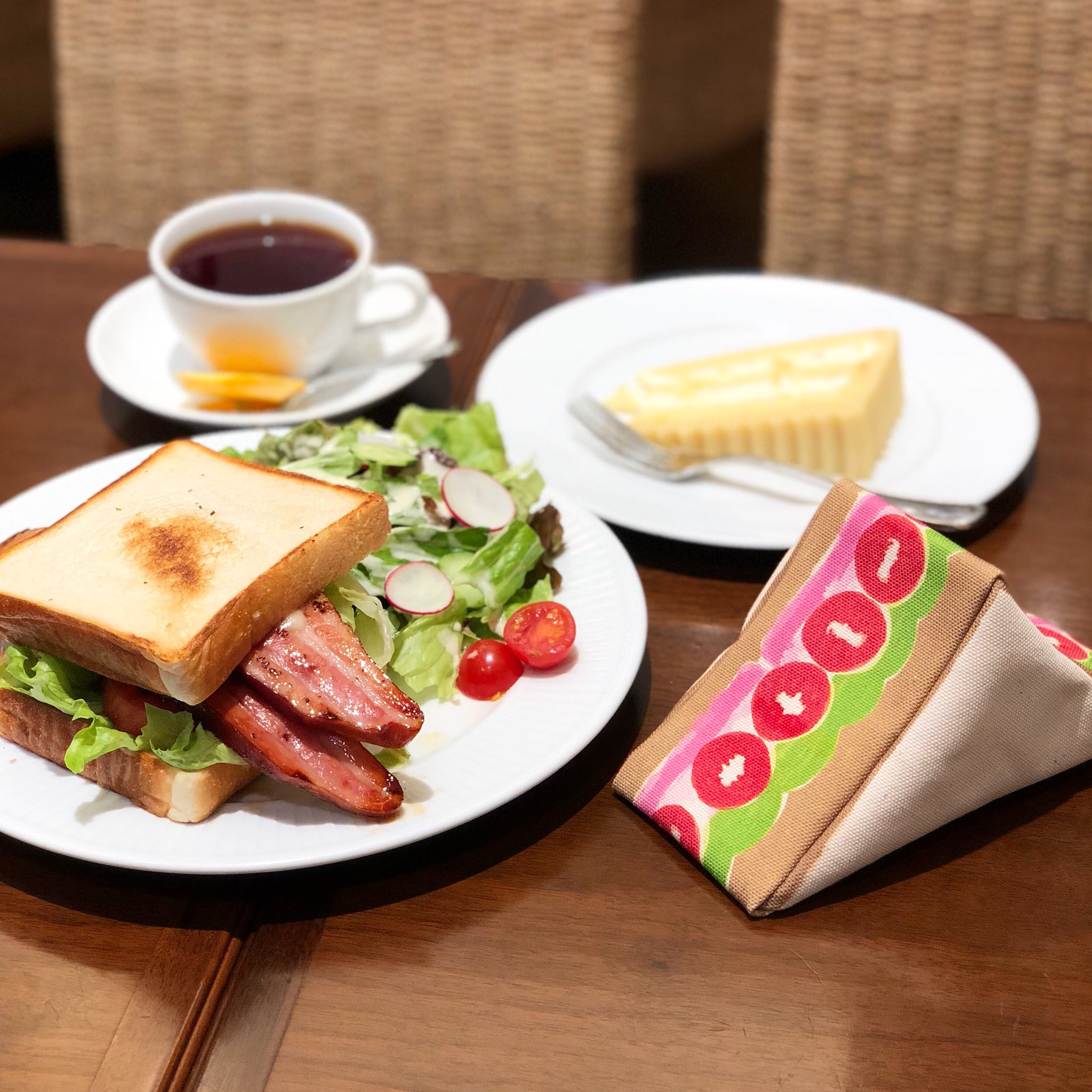 Pu Pu Pu ハーブスのサンドイッチとパシャリ 新作のbltと一緒に ケーキも付けて かなりの贅沢 Pupupu サンドイッチポーチ パン雑貨 ハーブス Harbs 池袋 ルミネ Blt ケーキセット Pu Pu Pu ハーブスのサンドイッチとパシャリ 新作のbltと一緒に ケーキも付けて かなりの贅沢 Pupupu サンドイッチポーチ パン雑貨 ハーブス Harbs 池袋 ルミネ Blt ケーキセット