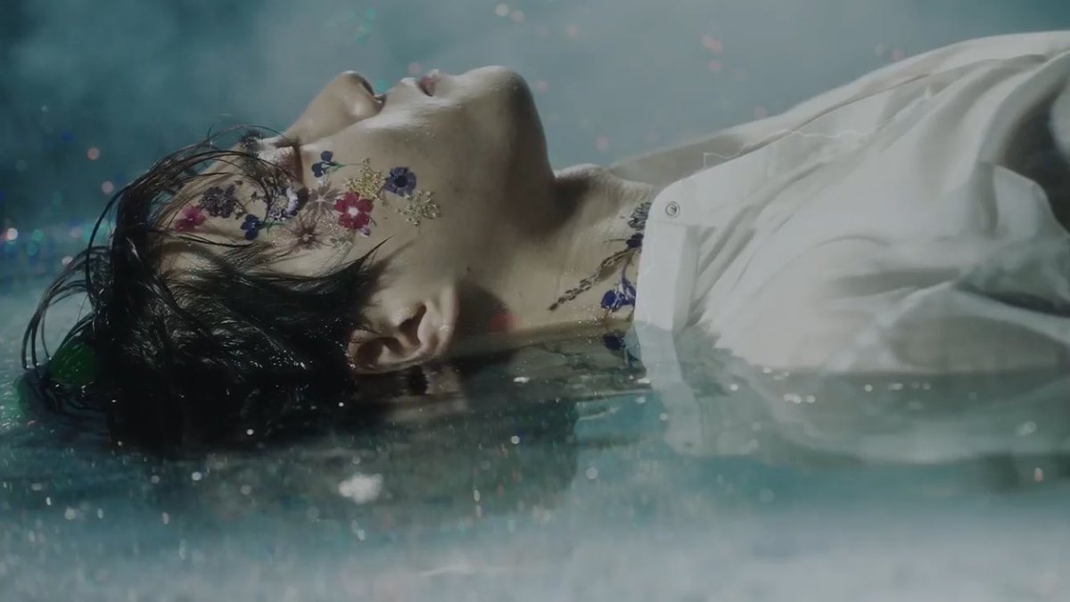 ZquadCanada's tweet photo. Let me just say that I was shook Suho looks gorgeous his makeup is on point his skin is glowing his eyes are beautiful and those abs are killing me Best teaser soo far ππ#SUHO @weareoneEXO #EXO_Japan_1st_album #CountdownTeaser https://t.co/vPX85qyELw