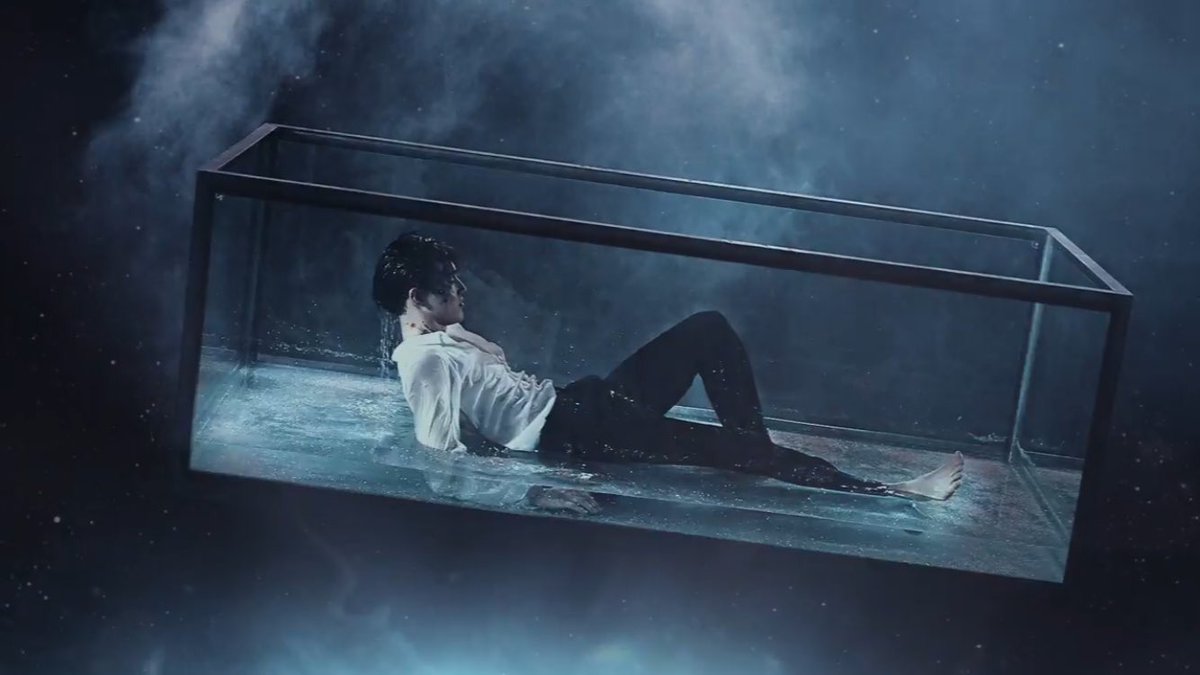 ZquadCanada's tweet photo. Let me just say that I was shook Suho looks gorgeous his makeup is on point his skin is glowing his eyes are beautiful and those abs are killing me Best teaser soo far ππ#SUHO @weareoneEXO #EXO_Japan_1st_album #CountdownTeaser https://t.co/vPX85qyELw