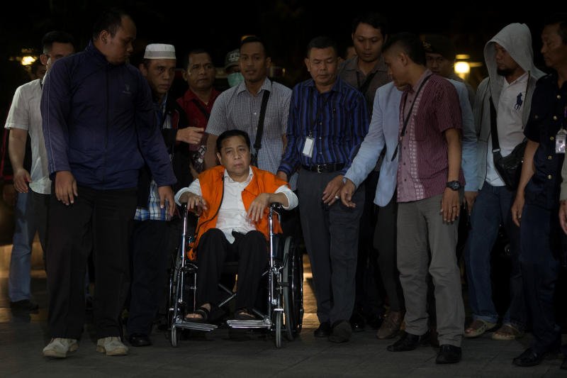 straits_times's tweet photo. Analysts say #Golkar's support for Indonesian President Jokowi at stake over chairman #Setya Novanto's case https://t.co/CDbn1VwVGO https://t.co/HXUwPrgzJu