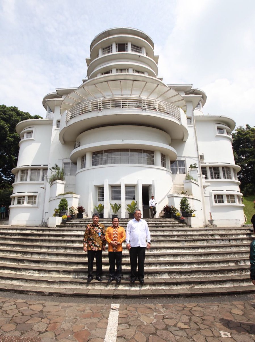 Pemimpin Zaman Now emang githu.. 😄 .. Mengabadikan momen itu penting.. Nih buktinya, <a href="/cakimiNOW/">A Muhaimin Iskandar</a> bersama menteri desa <a href="/EkoSandjojo/">Eko P. Sandjojo</a> dan rombongan Foto bareng didepan Kantor Rektor UPI. <a href="/nahdlatululama/">Nahdlatul Ulama</a> <a href="/Helmy_Faishal_Z/">Ahmad Helmy Faishal Zaini</a> <a href="/Kadir_Karding/">Abdul Kadir Karding</a> <a href="/jokowi/">Joko Widodo</a> <a href="/imam_nahrawi/">Imam Nahrawi</a> #CakIminNyabaBandung