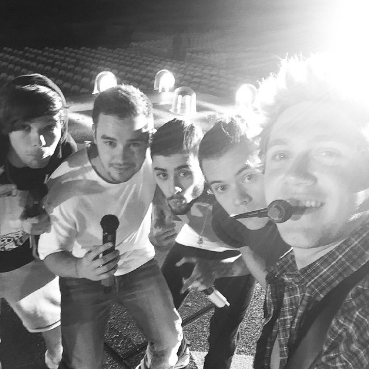 goldeenjb's tweet photo. Estoy escuchando History . No puedo los quiero de regreso ๐ญ #WeNeedOneDirection https://t.co/9AZhe928wO