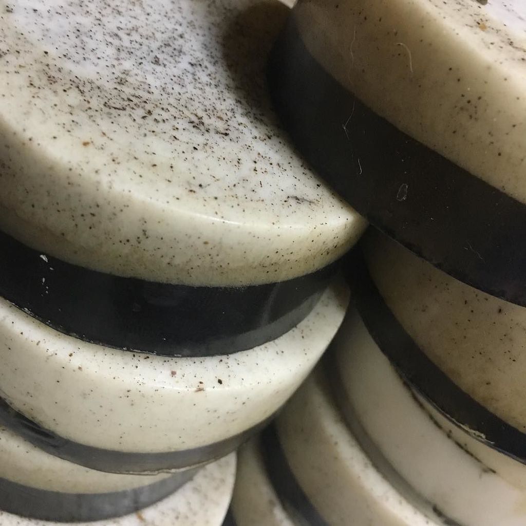 1daPC's tweet photo. Café con leche #coffee #vegansoap #soapmaker #vegan #sneakpeek #soap2017 https://t.co/W4c78zSfnO https://t.co/JkBtHdszSz