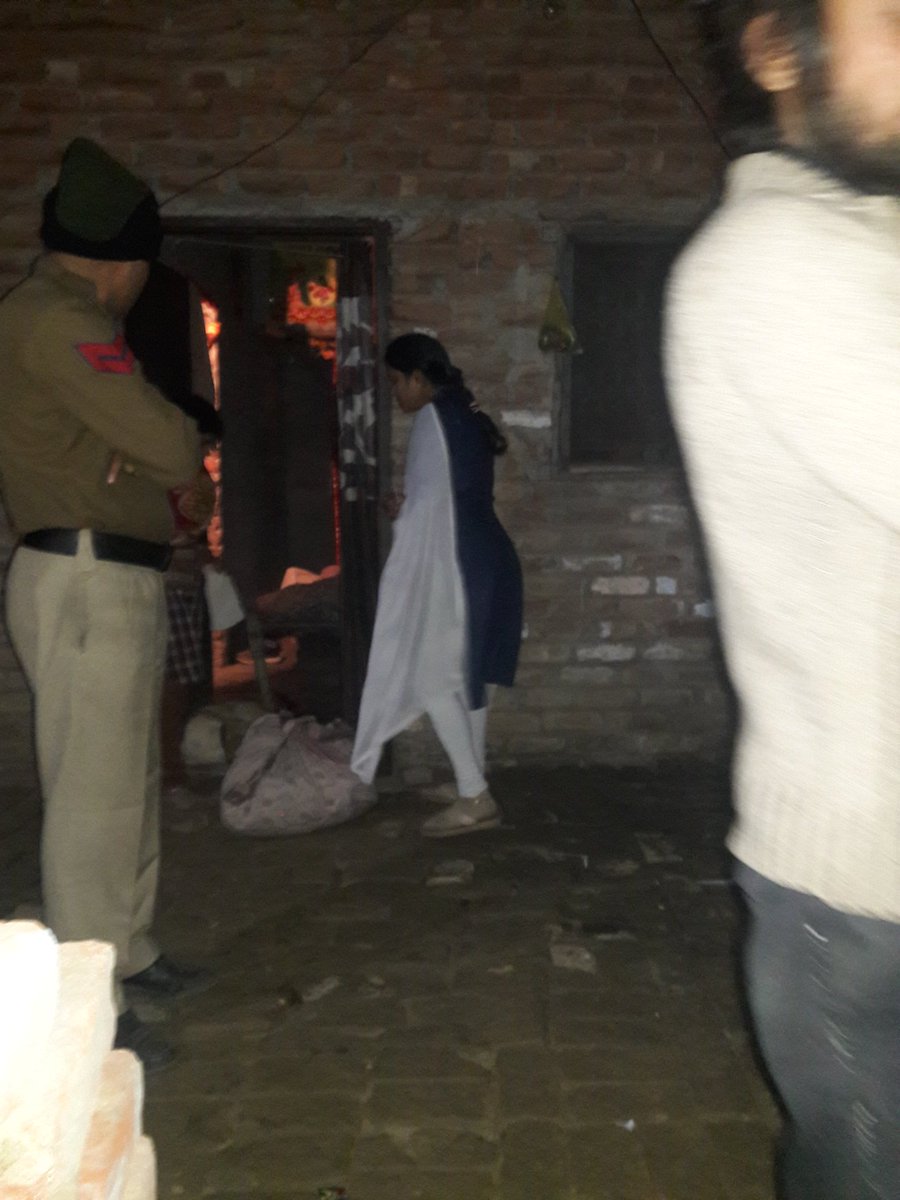 AnilPandey_8's tweet photo. बीती रात 10बजे की घटना एक गरीब महिला को रोड पर जान देने से बचाया पुलिस को फोन करके बुलाया,महिला के परिवार से मिले और पिंकी सिंह सूचना पाते ही घटना स्थल पर पहुंचीं।और मामला सुलझने तक हमारे साथ रहीं । पिंकी जी ने बहुत हिम्मत का काम किया रात में जो पूरे माहौल को सुलझाने में मदद कीं। https://t.co/E7TgFIc8Qj