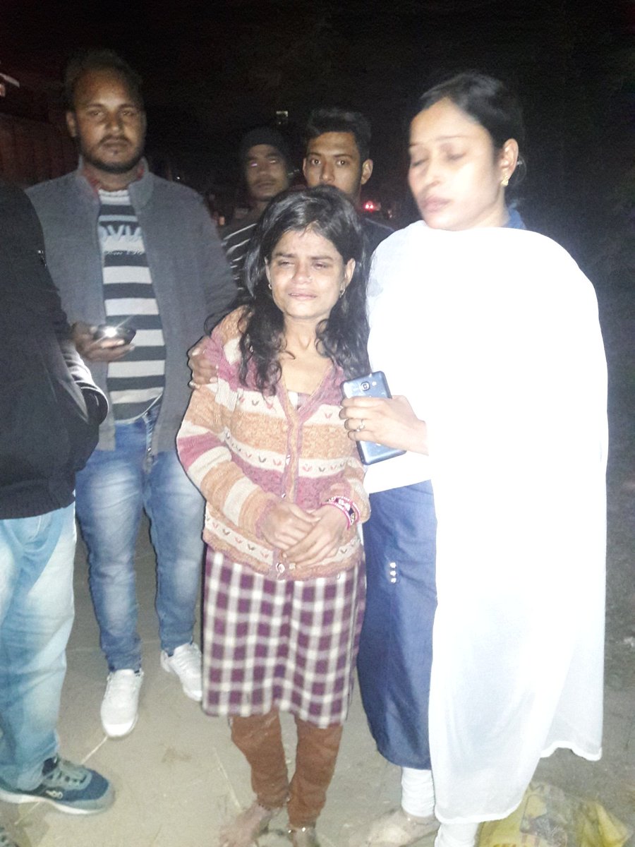 AnilPandey_8's tweet photo. बीती रात 10बजे की घटना एक गरीब महिला को रोड पर जान देने से बचाया पुलिस को फोन करके बुलाया,महिला के परिवार से मिले और पिंकी सिंह सूचना पाते ही घटना स्थल पर पहुंचीं।और मामला सुलझने तक हमारे साथ रहीं । पिंकी जी ने बहुत हिम्मत का काम किया रात में जो पूरे माहौल को सुलझाने में मदद कीं। https://t.co/E7TgFIc8Qj