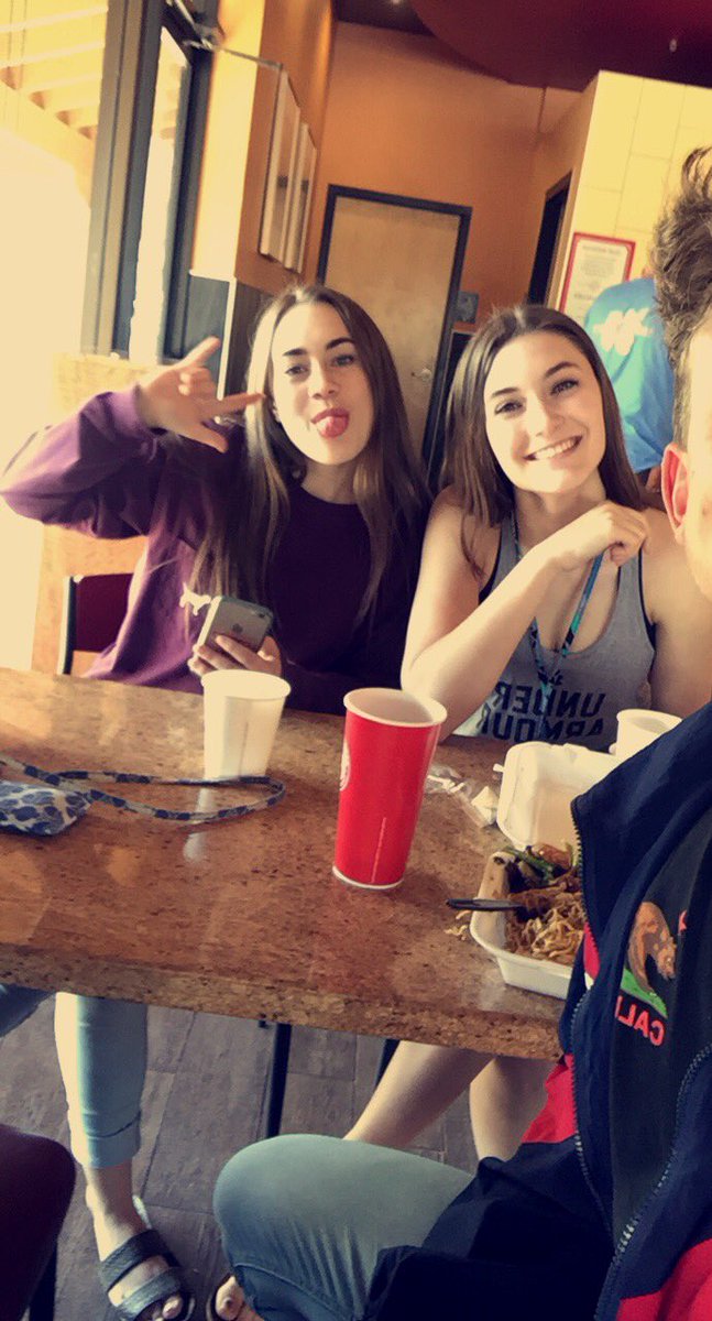 tjtimoo's tweet photo. @lindseyyrepp before its too late, happy birthday 🤹🏻‍♀️🇨🇦 miss you https://t.co/bwHuwO8kYy