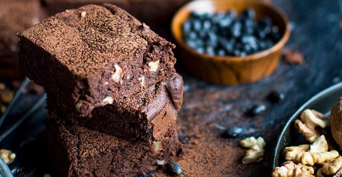 Latelier_V's tweet photo. Hummm, découvrez cette délicieuse #recette de #brownie aux #haricotsnoirs... Un brownie #sansgluten et #sanslait où les #haricots permettent une #texture #moelleuse sans dénoter sur le #goût 😜➡ https://t.co/sm4oN8ix2S #veggie #végétal https://t.co/prjr0p1hO7