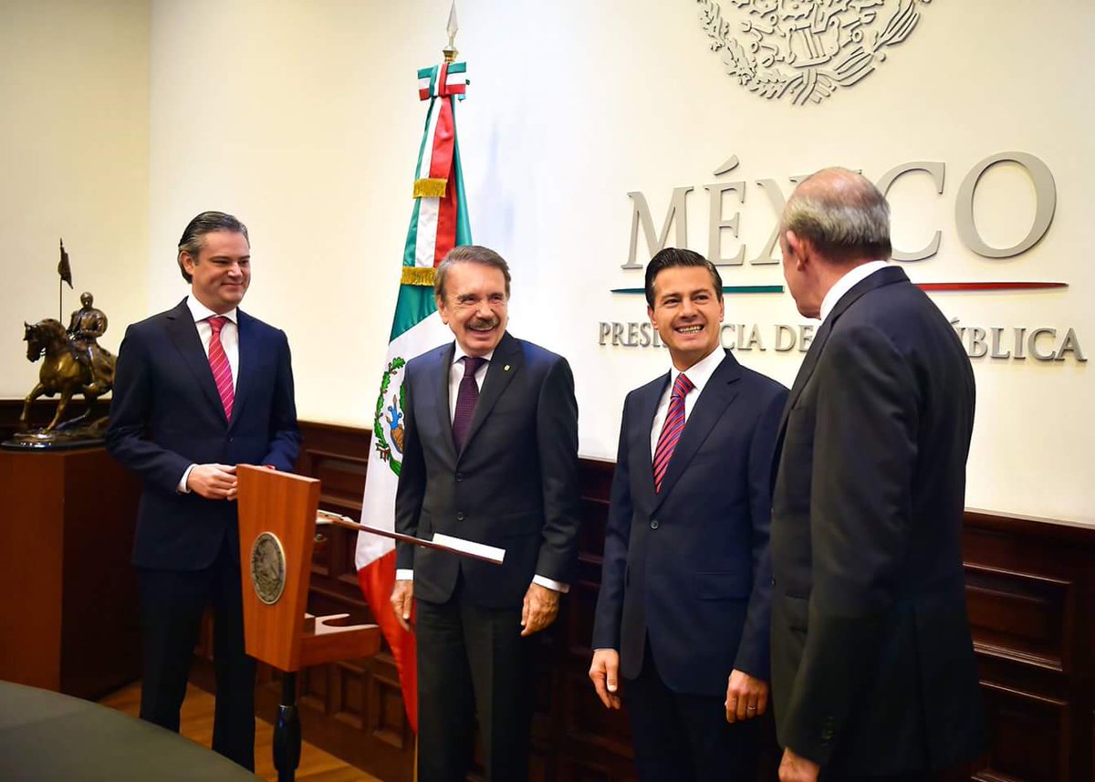 IPN_MX's tweet photo. El Presidente Enrique Peña Nieto tomó protesta al doctor Mario Alberto Rodríguez Casas como nuevo Director General del Instituto Politécnico Nacional (IPN) para el periodo 2017-2020. https://t.co/jVAib3h1YG