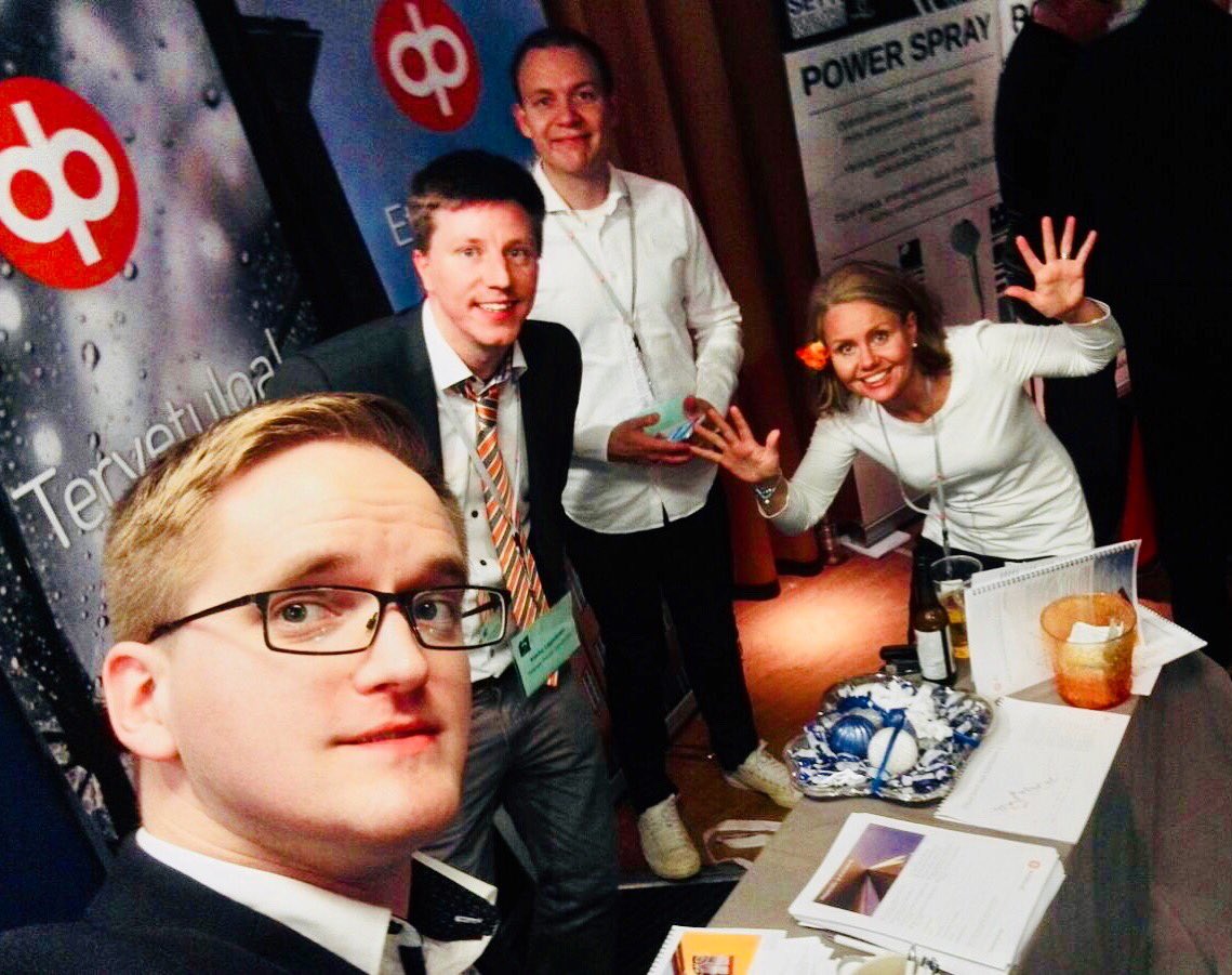 JKalkela's tweet photo. Olipa mukava messumatka! Tästä on hyvä ponnistaa uuteen työviikkoon. 💪🏻Kiitos asiakkaille, työkavereille ja messuvieraille #pankkielämää #hairisteily #op #kaisullakinonjokorkosuoja https://t.co/607VQiM5Gd