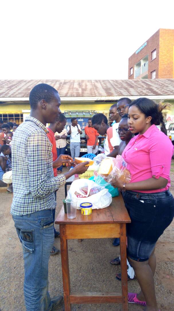 RctGulu's tweet photo. @rotaract256 @hashtag_gulu finally, we shared snacks & porridge with the children #RotaractAt50 #DressAChild https://t.co/kHBi5p3CGw