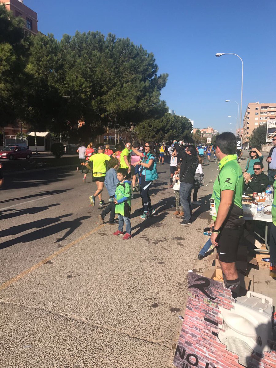 CLUB_RRT's tweet photo. Espectacular jornada en el @maratonvalencia . Ambientazo en las calles de nuestra ciudad. #CorrerMola #GoRRT #RunnersTwitteros https://t.co/KbtUN6nc6v