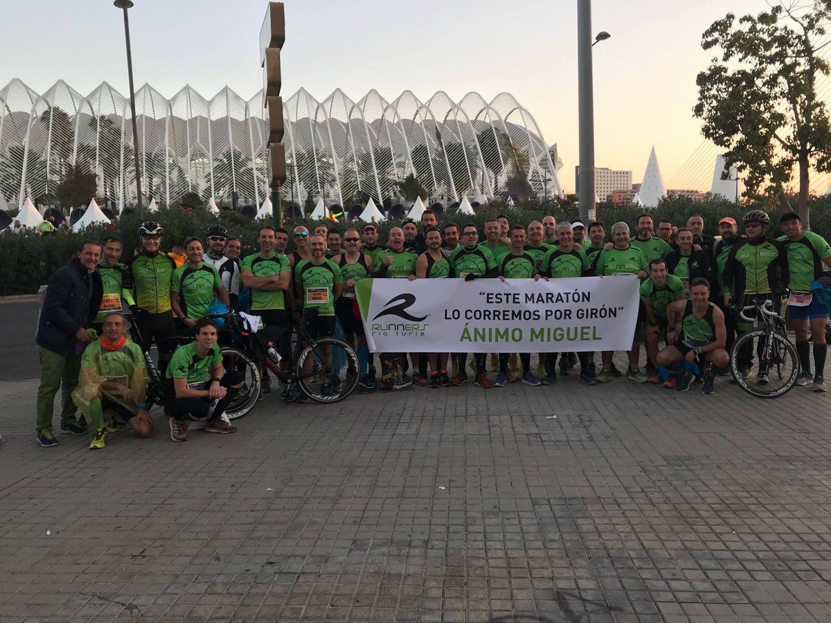 CLUB_RRT's tweet photo. Espectacular jornada en el @maratonvalencia . Ambientazo en las calles de nuestra ciudad. #CorrerMola #GoRRT #RunnersTwitteros https://t.co/KbtUN6nc6v
